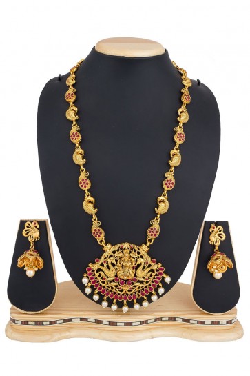 Desirable Golden Alloy Necklace Set